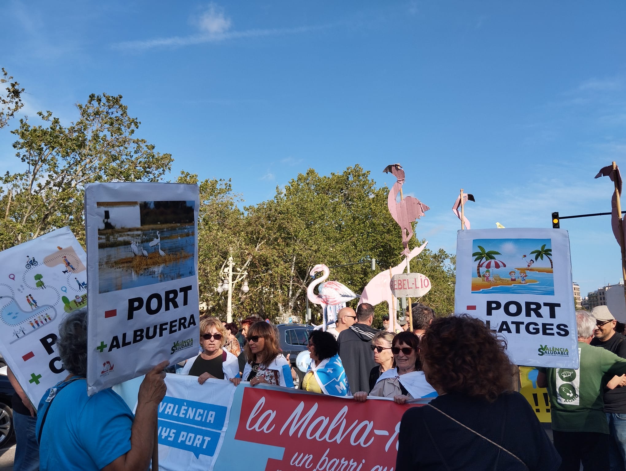 Manifestación en contra de la ampliación del puerto convocada por la Comissió Ciutat-Port