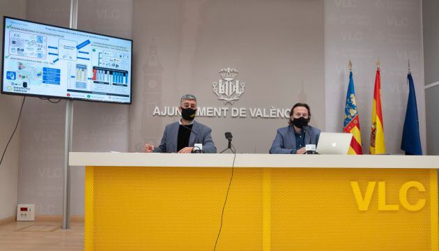 Los concejales Giuseppe Grezzi y Pere Fuset durante la presentación del sistema inteligente de aparcamiento