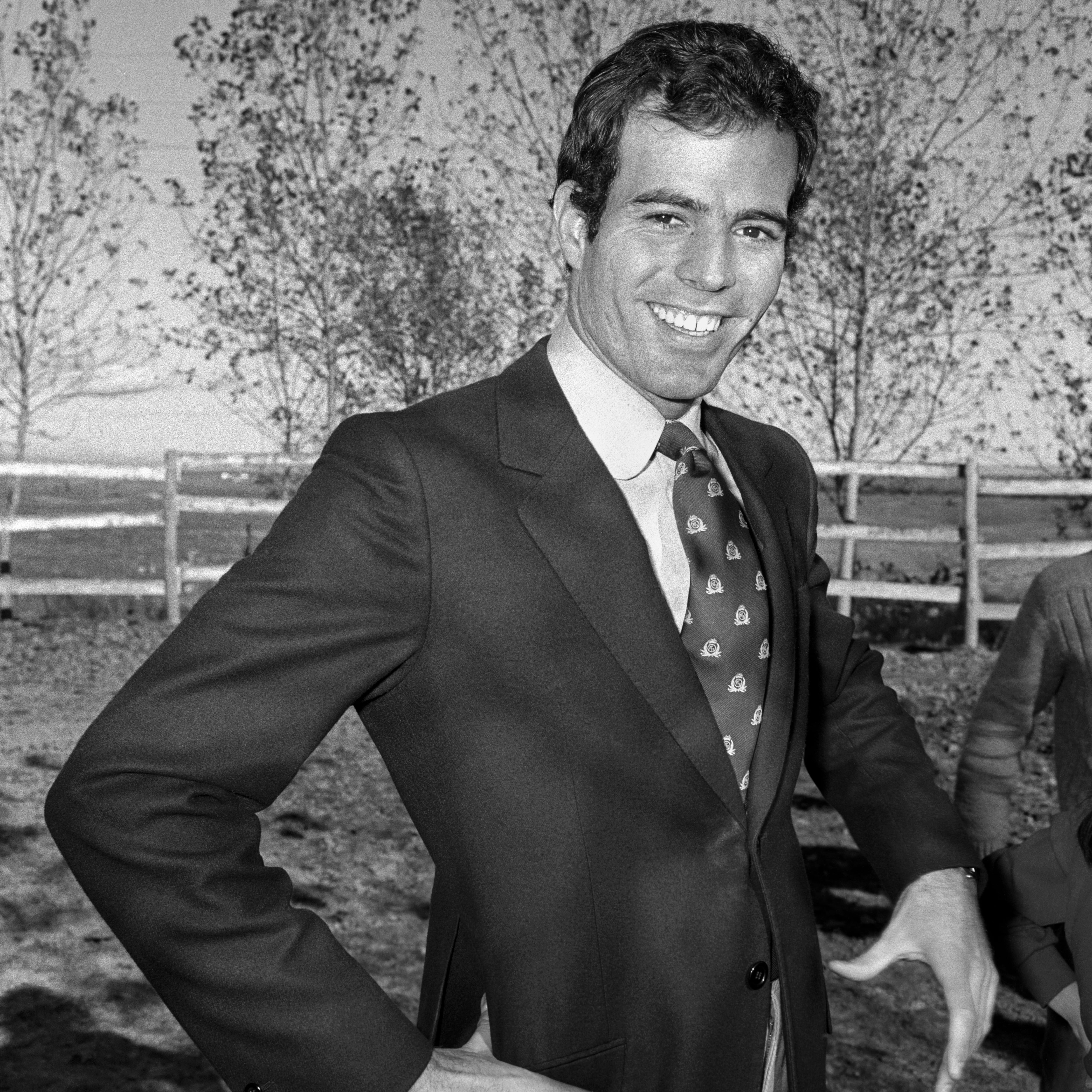 Julio Iglesias visita a los niños de un colegio en Madrid en 1969. EFE.