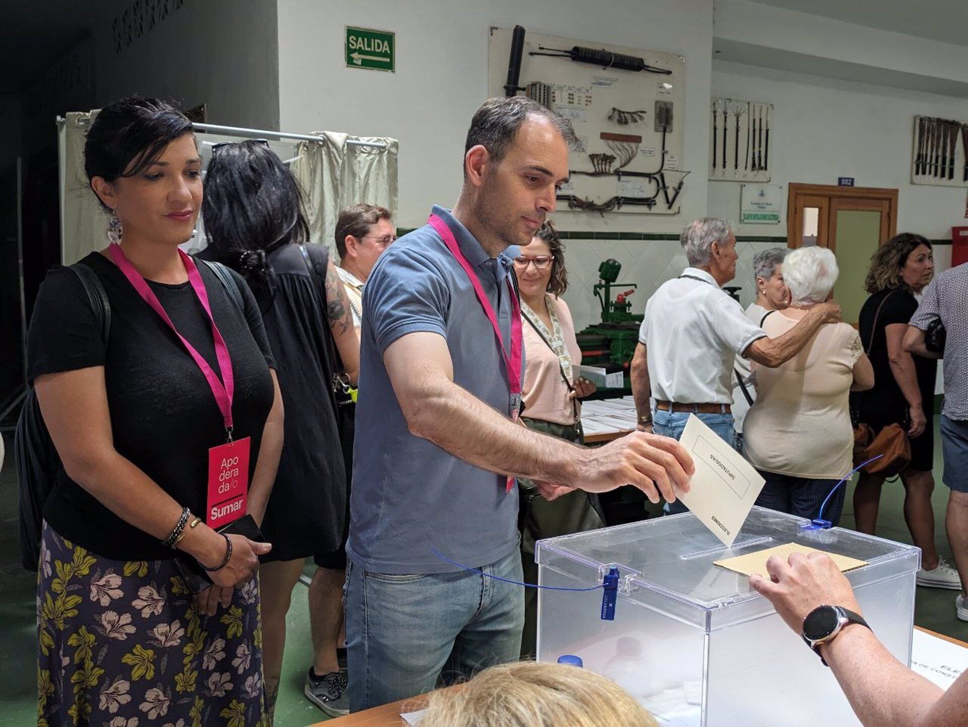 El coordinador de IU Andalucía y diputado de Sumar en el Congreso, Toni Valero, ejerce su derecho al voto en las Escuelas Ave María de Málaga. Izquierda Unida.