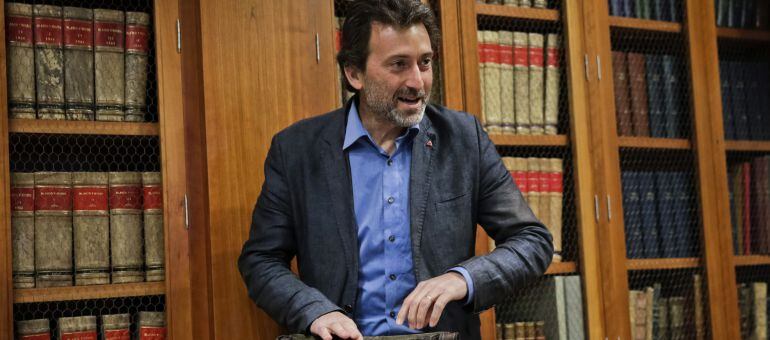 GRA036. MADRID, 16/03/2015.- El diputado autonómico por Izquierda Unida, Mauricio Valiente, se reúne junto a los candidatos al Ayuntamiento de Madrid para debatir sobre corrupción. EFE/ EMILIO NARANJO