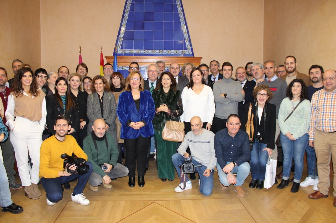 Carmen Olmedo, delegada de la Junta acompañada de los delegados y delegadas provinciales y de los medios de comunicación de la provincia