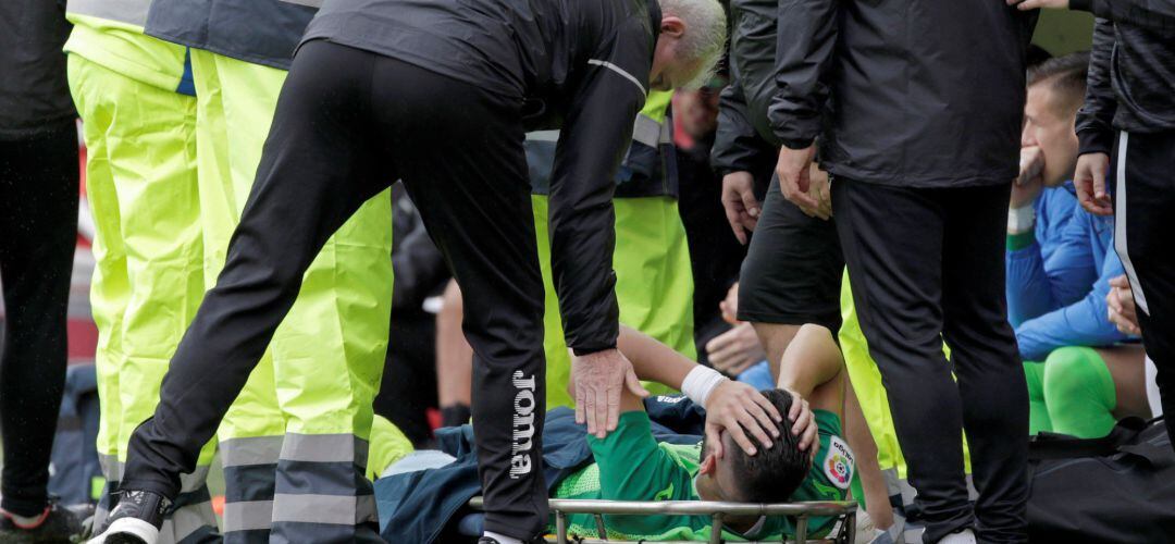 El mexicano Javier Aguirre, entrenador del Leganés, consuela a su jugador Dimitrios Siovas tras lesionarse