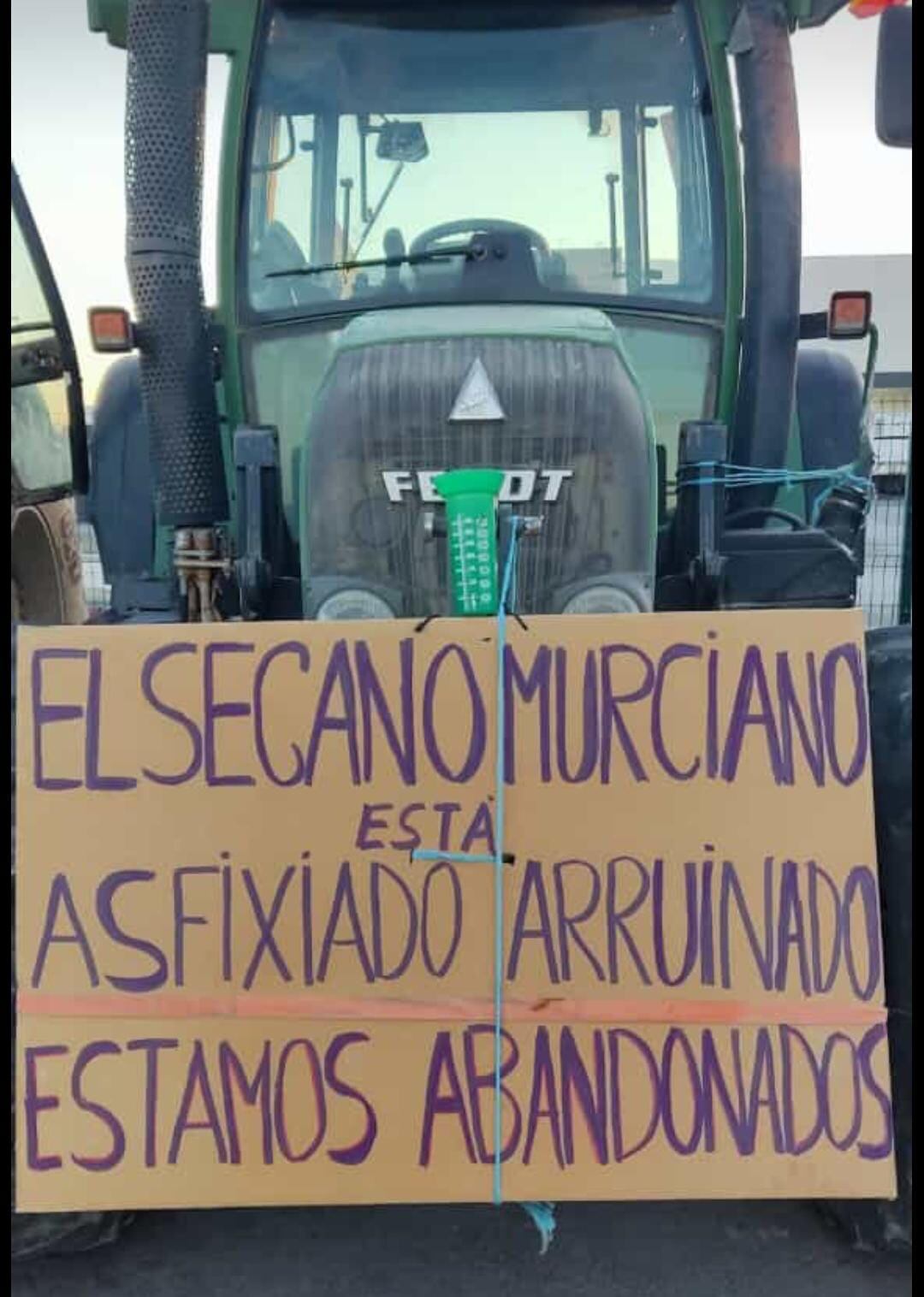 Un tractor porta una pancarta reivindicativa durante las protestas de agricultores en Lorca