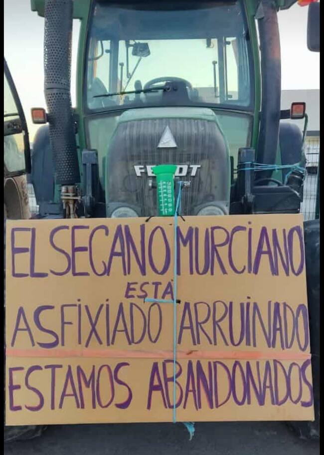 Un tractor porta una pancarta reivindicativa durante las protestas de agricultores en Lorca