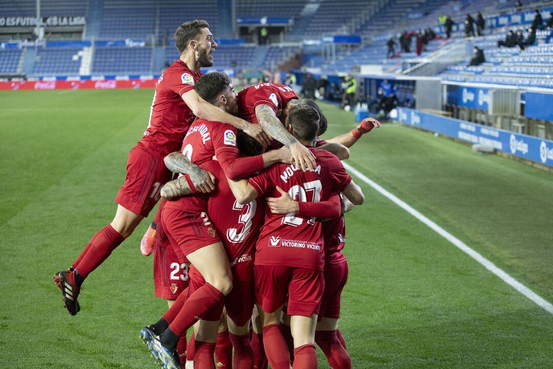 La piña de Osasuna celebrando el gol de Barja para la victoria en Mendizorroza que encarrila la permanencia rojilla 