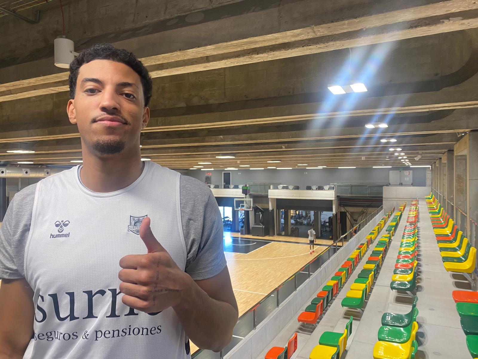 El nuevo jugador de Bilbao Basket posa en su nueva cancha de entrenamiento de  Artxanda