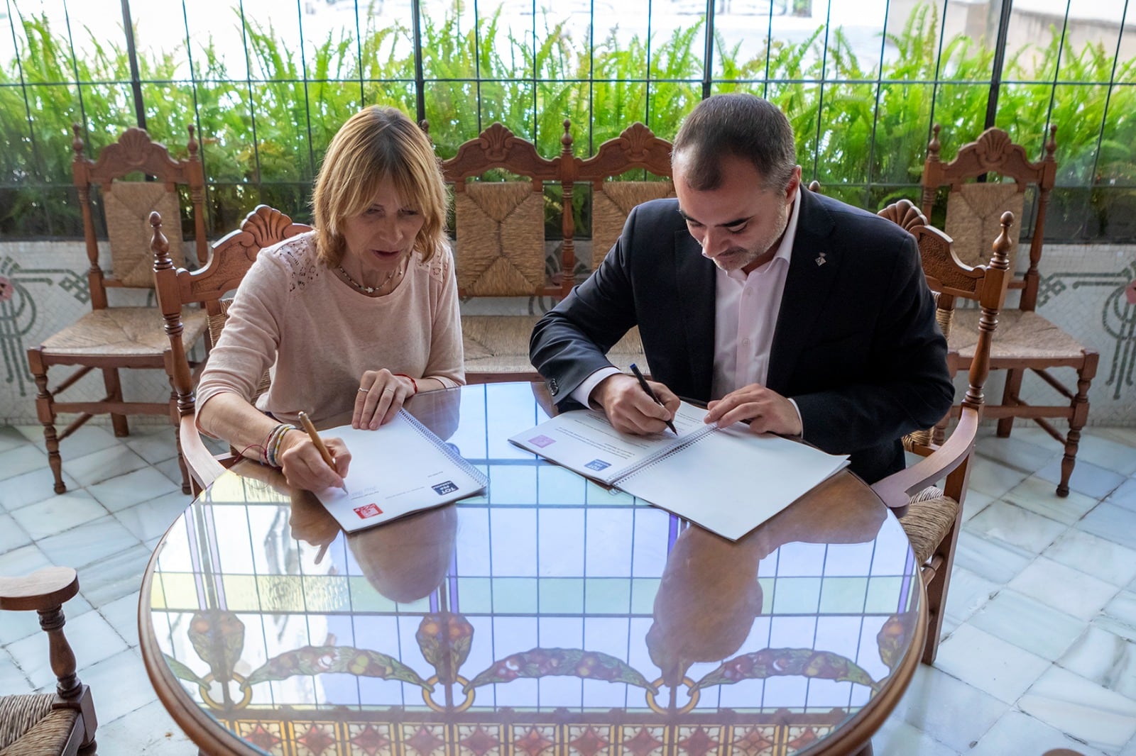 Luïsa Moret i Jordi Ballart signant l&#039;acord