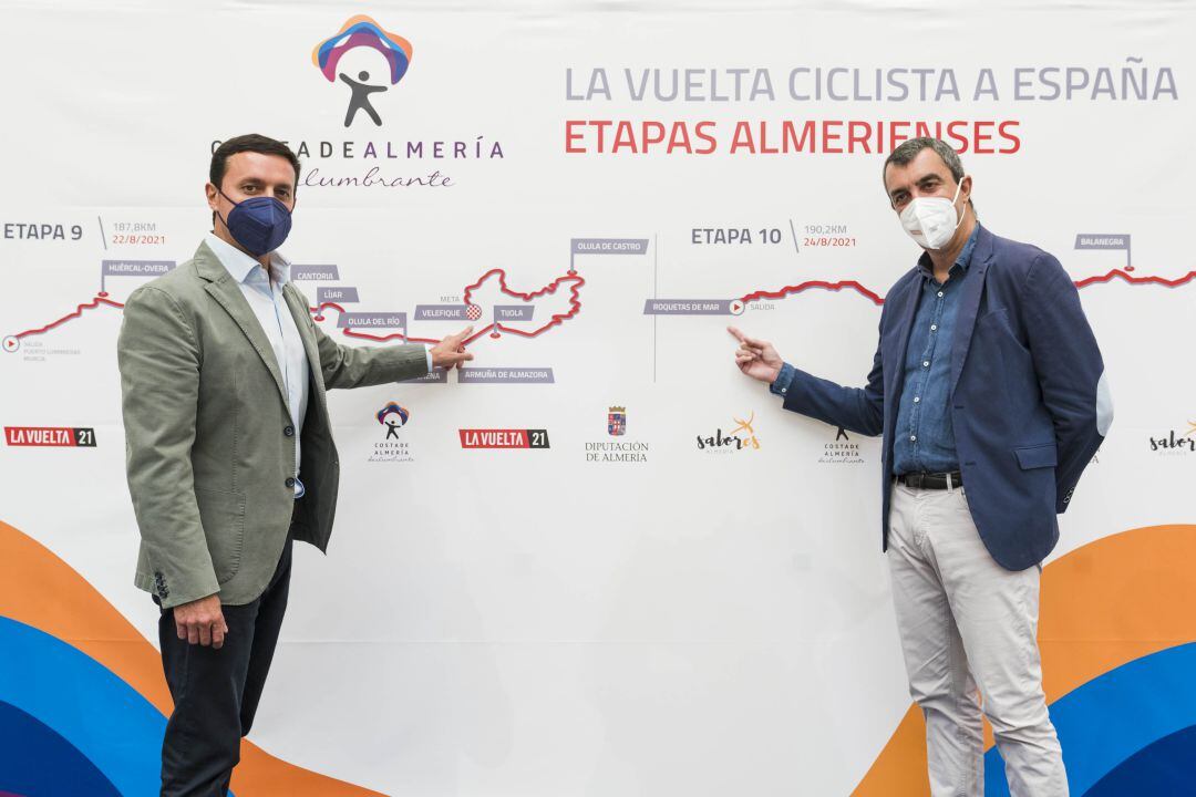 Presidente de la Diputación y director de La Vuelta señalando las etapas.