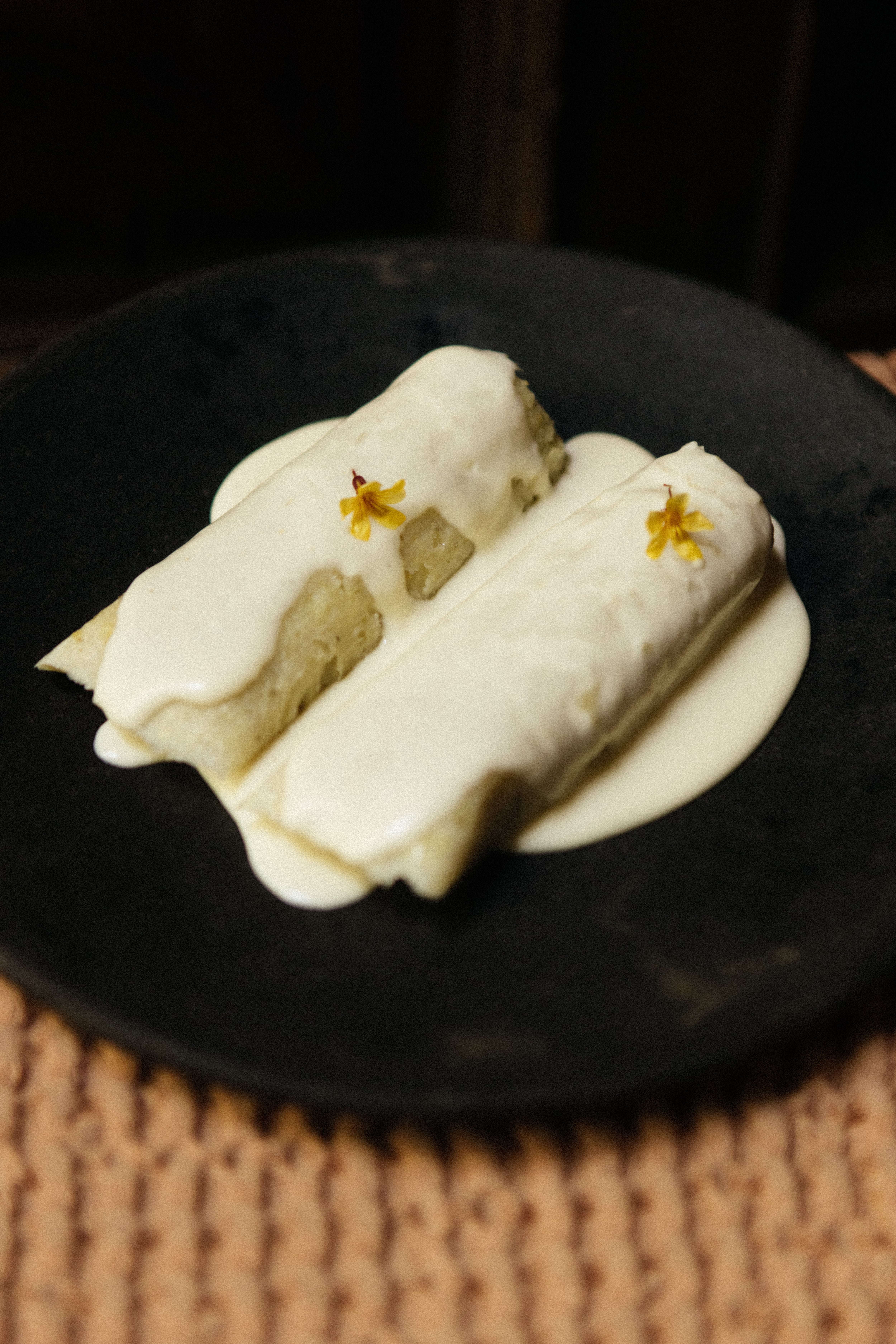 Tamales de elote y crema ahumada.