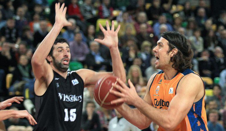 GRA062. BILBAO, 11/01/2015.- El jugador del Valencia Kresimir Loncar (d) disputa un balón con el jugador del Bilbao Basket, Álex Mumbrú (d), en el partido de liga Endesa correspondiente a la jornada 16º, disputado en el Bilbao Arena. EFE/Luis Tejido