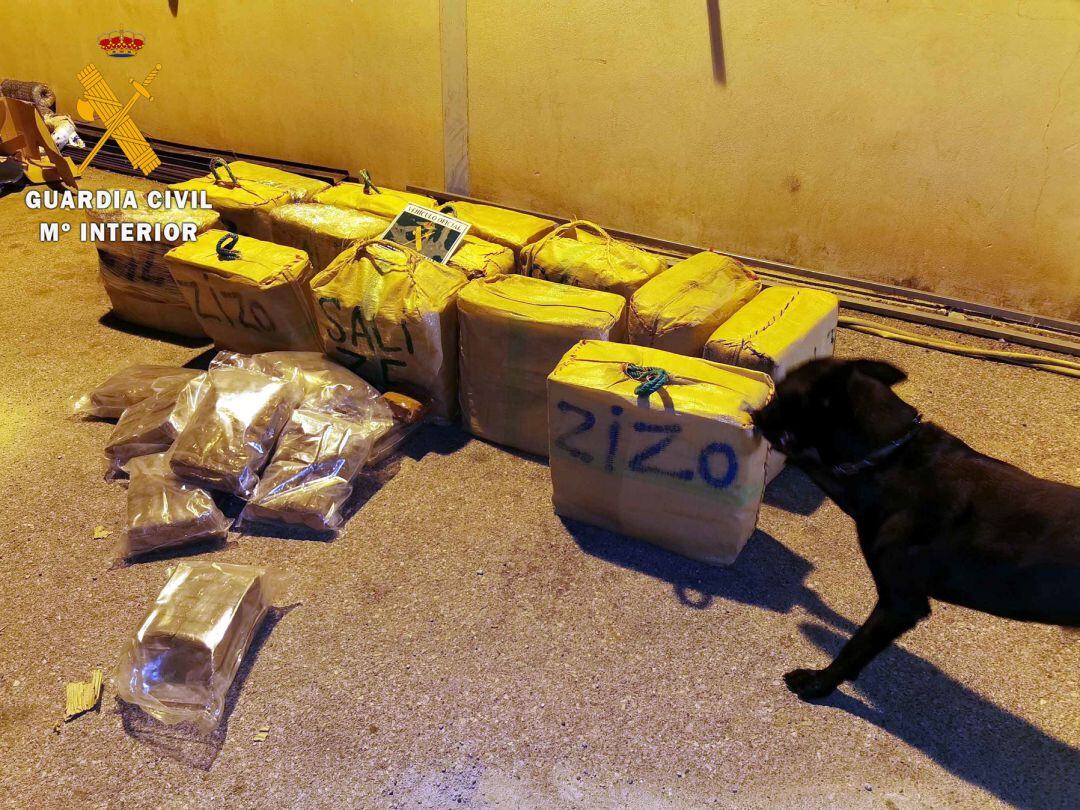 La Guardia Civil descubre cuatrocientos cincuenta y dos kilos de hachís escondidos entre la carga de un camión.