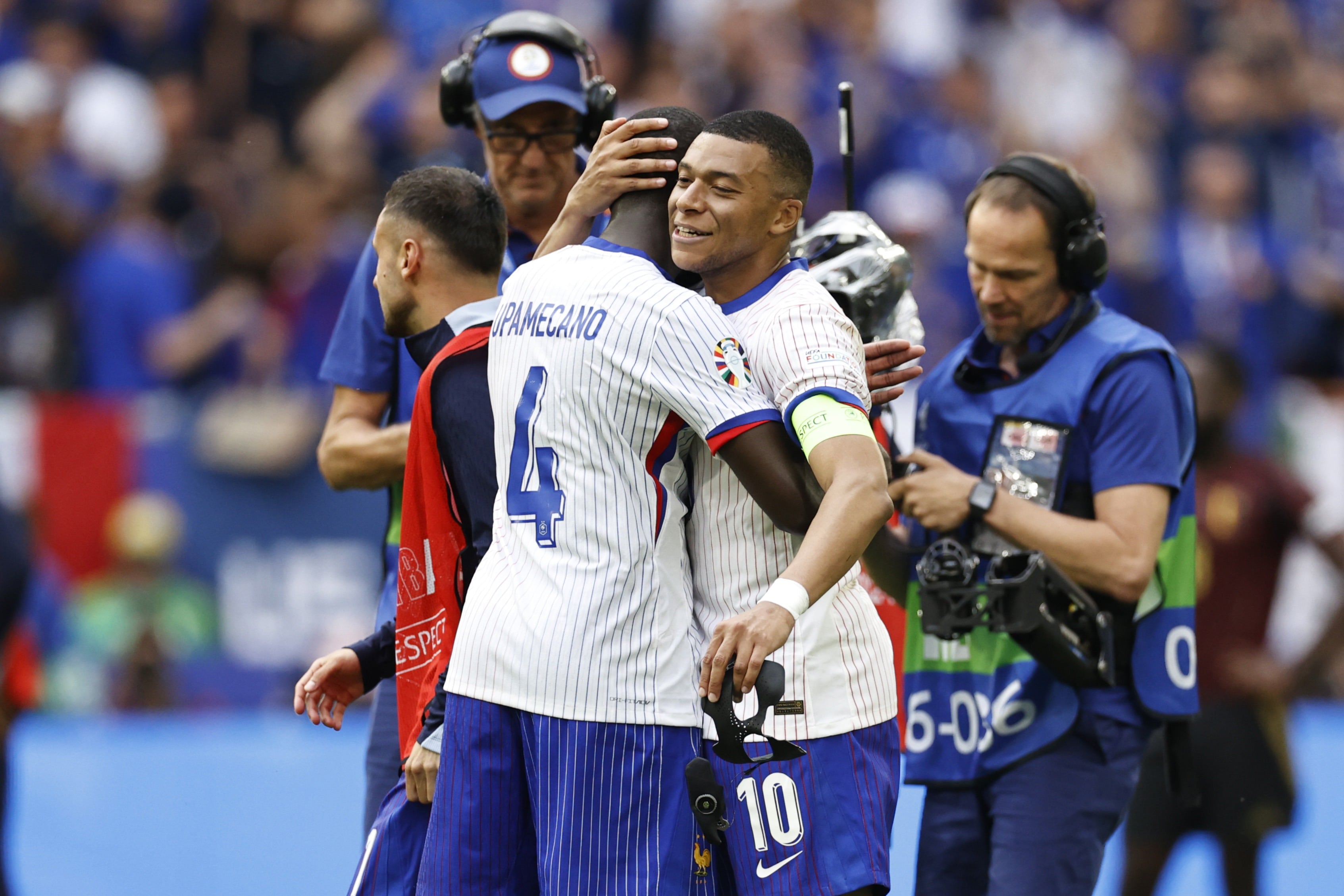 Dayot Upamecano y Kylian Mbappé celebran la victoria de Francia a Bélgica en la Eurocopa 2024