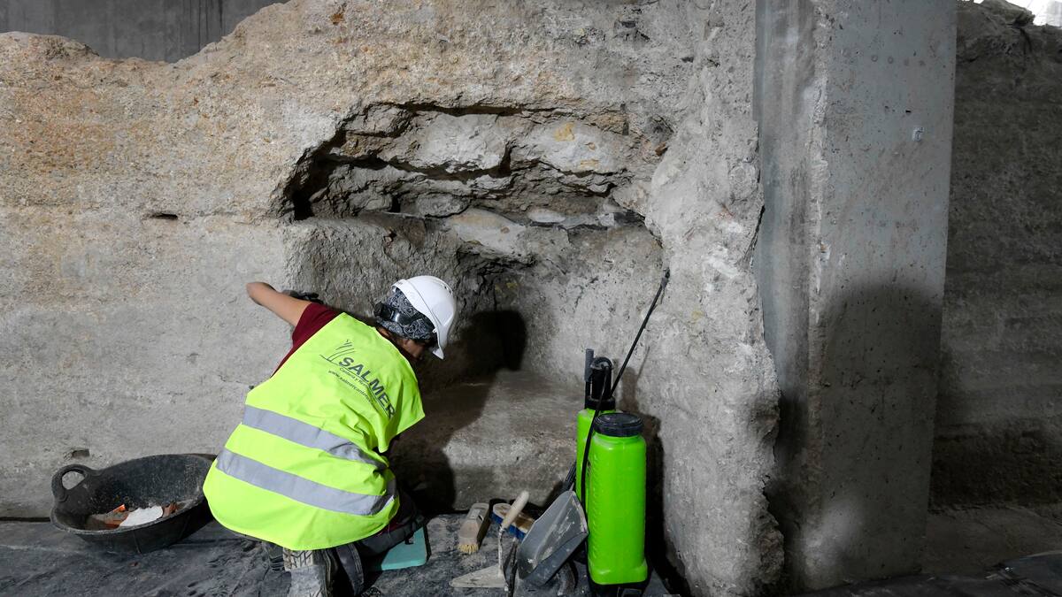 Descubren en los trabajos arqueológicos de la Muralla de Santa Eulalia una zona funeraria de 50 tumbas del siglo X y XI
