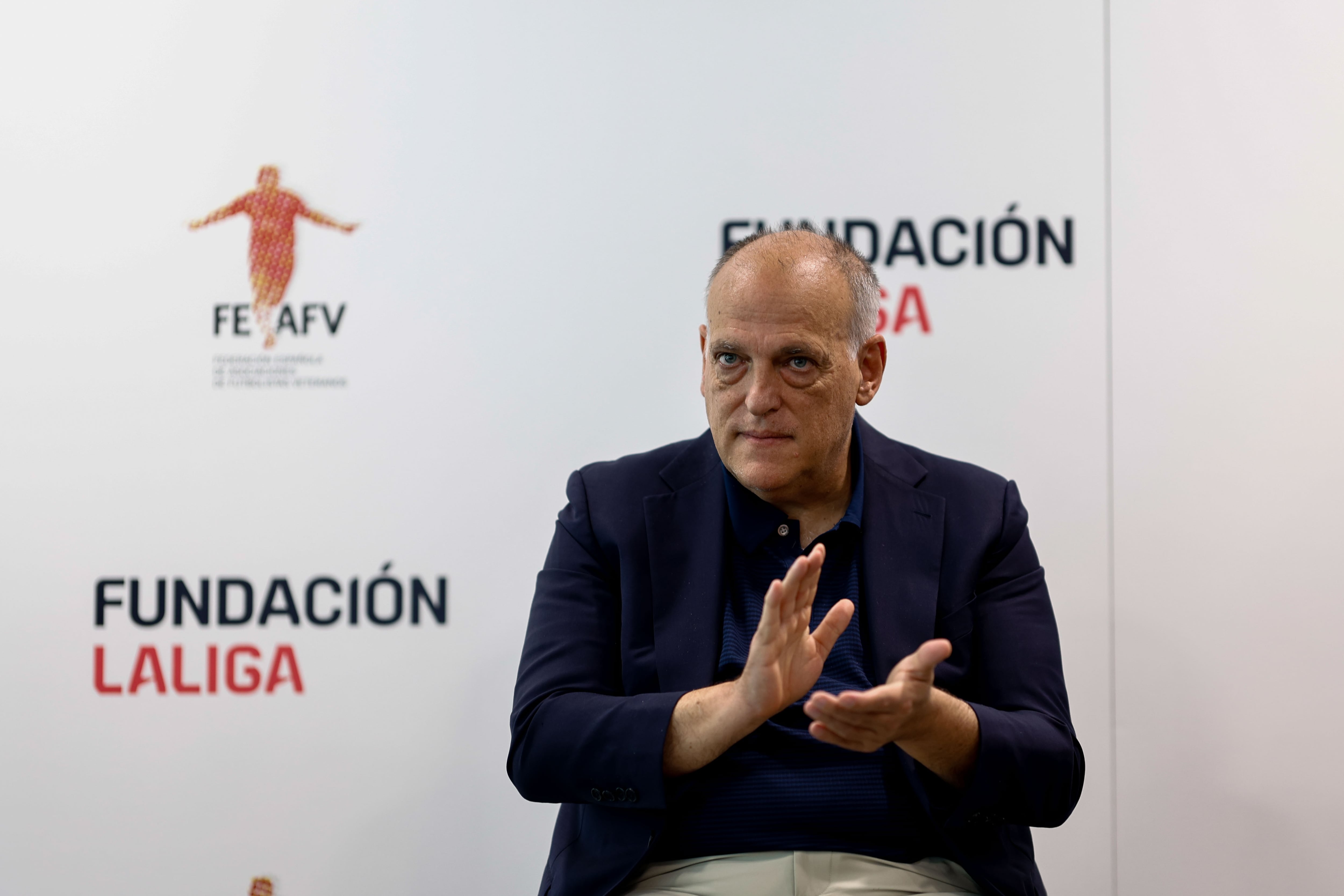 GRAF8420. MADRID, 11/09/2023.- El presidente de la Liga española de fútbol (LaLiga), Javier Tebas, asiste al acto de presentación de la firma del acuerdo entre LaLiga y la Federación Española de Asociaciones de Futbolistas Veteranos (FEAFV) para impulsar el proyecto Talleres de reminiscencia basados en el fútbol, este lunes en Madrid. EFE/ Rodrigo Jiménez
