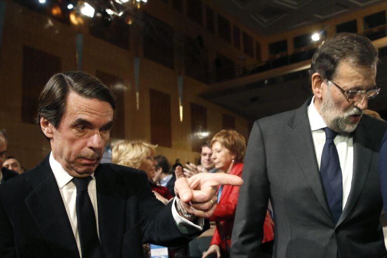 GRA342. MADRID, 23/01/2015.- El presidente del Gobierno, Mariano Rajoy (d), junto al presidente de honor del PP, José María Aznar (i), durante la inauguración de la convención nacional del Partido Popular, primer gran cónclave de los populares en este 201