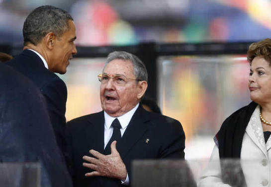 El presidente de los Estados Unidos, Barack Obama, estrecha la mano del presidente de Cuba, Raúl Castro durante el funeral por Nelson Mandela