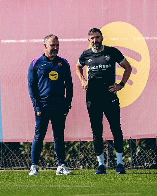 Eder Sarabia, a la derecha, junto a Hansi Flick en la sesión del Elche este lunes en la Ciudad Deportiva del FC Barcelona