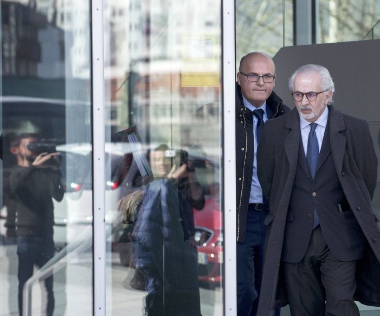 El presidente de la Diputación y del PP de Ourense, Manuel Baltar, junto a su abogado a su salida esta mañana al Palacio de Justicia de Ourense.