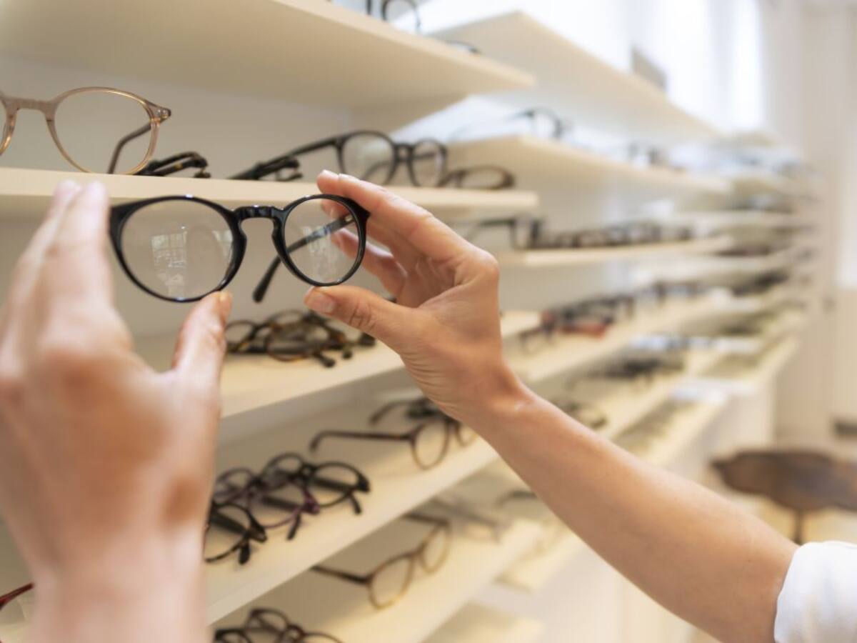 Las ópticas abren en horario reducido para atender casos puntuales