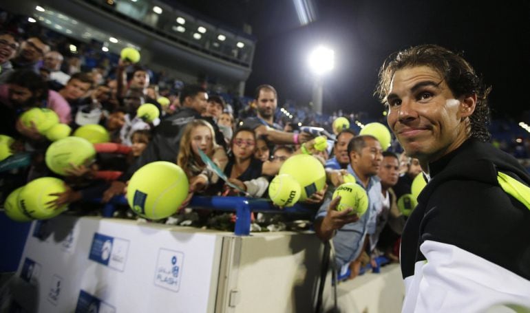 Rafa Nadal firma autógrafos en Abu Dhabi