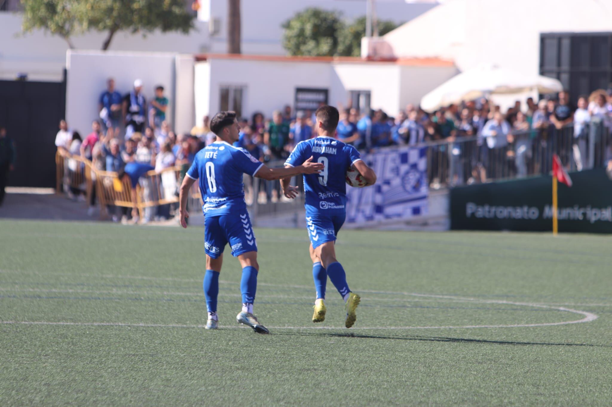 Abraham celebra el gol que les mete en el partido