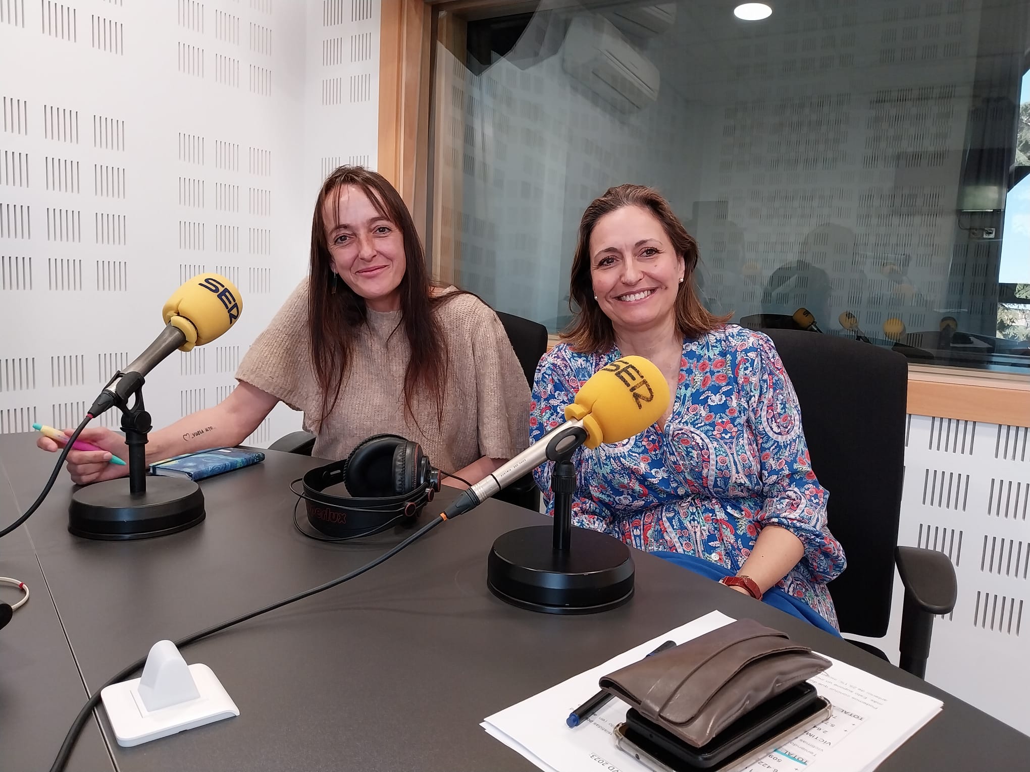 María Jesús Juárez (d), coordinadora de las 22 OAVD madrileñas, junto a la psicóloga Ruth Otero