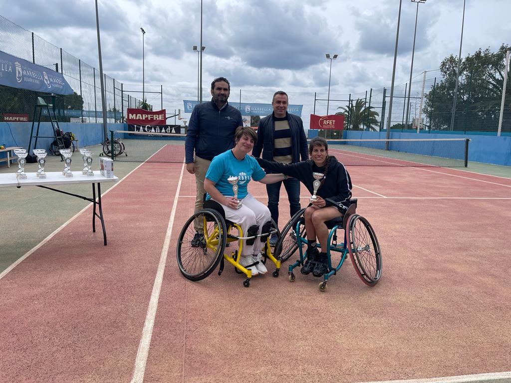 Cristina Mata y María Torres (Zaragoza), posan como subcampeonas de dobles en el Open de Marbella.