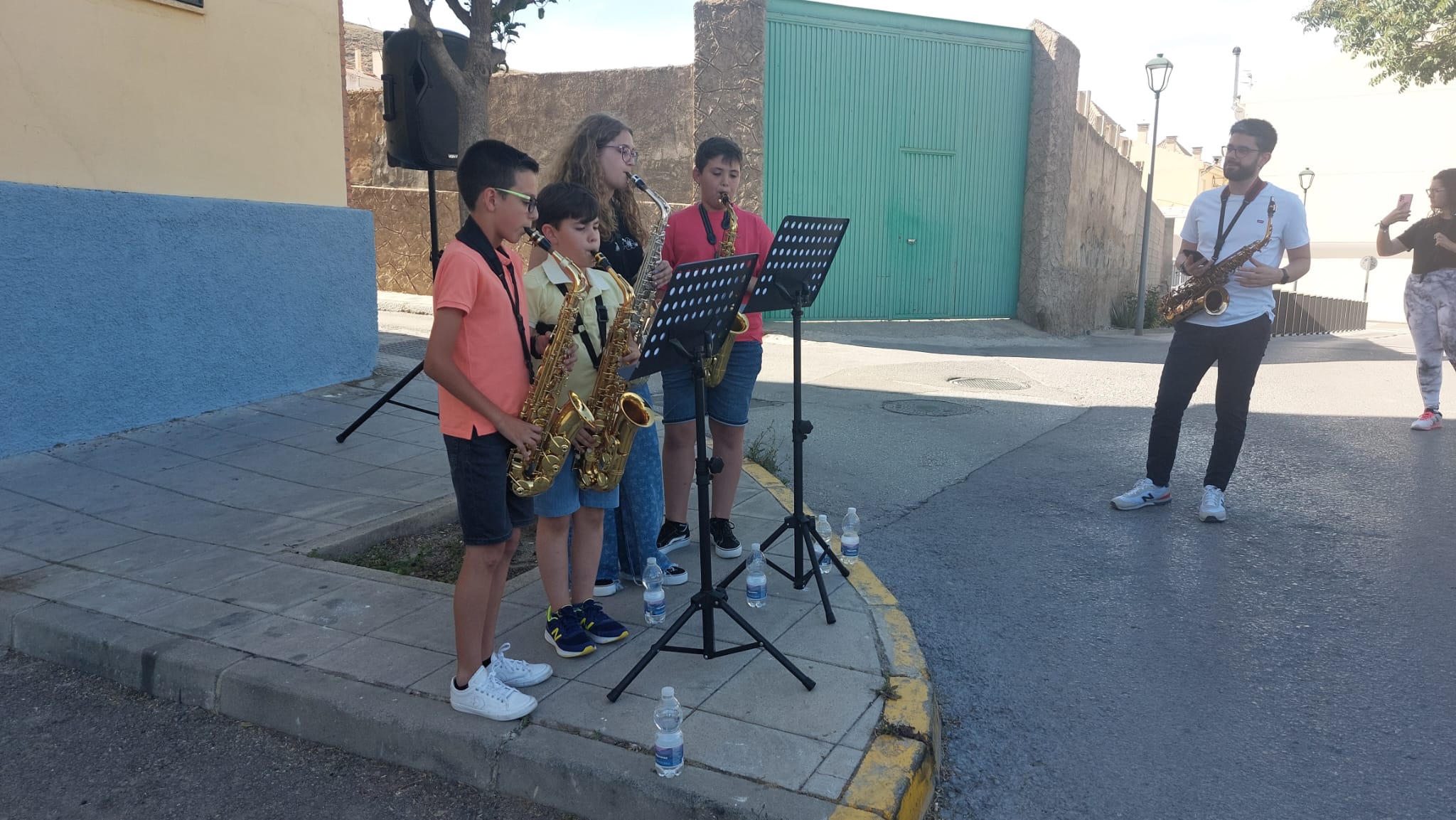 Momento de la actuación de las alumna y alumnos de la Escuela de Música y su profesor, Juan José Ramírez