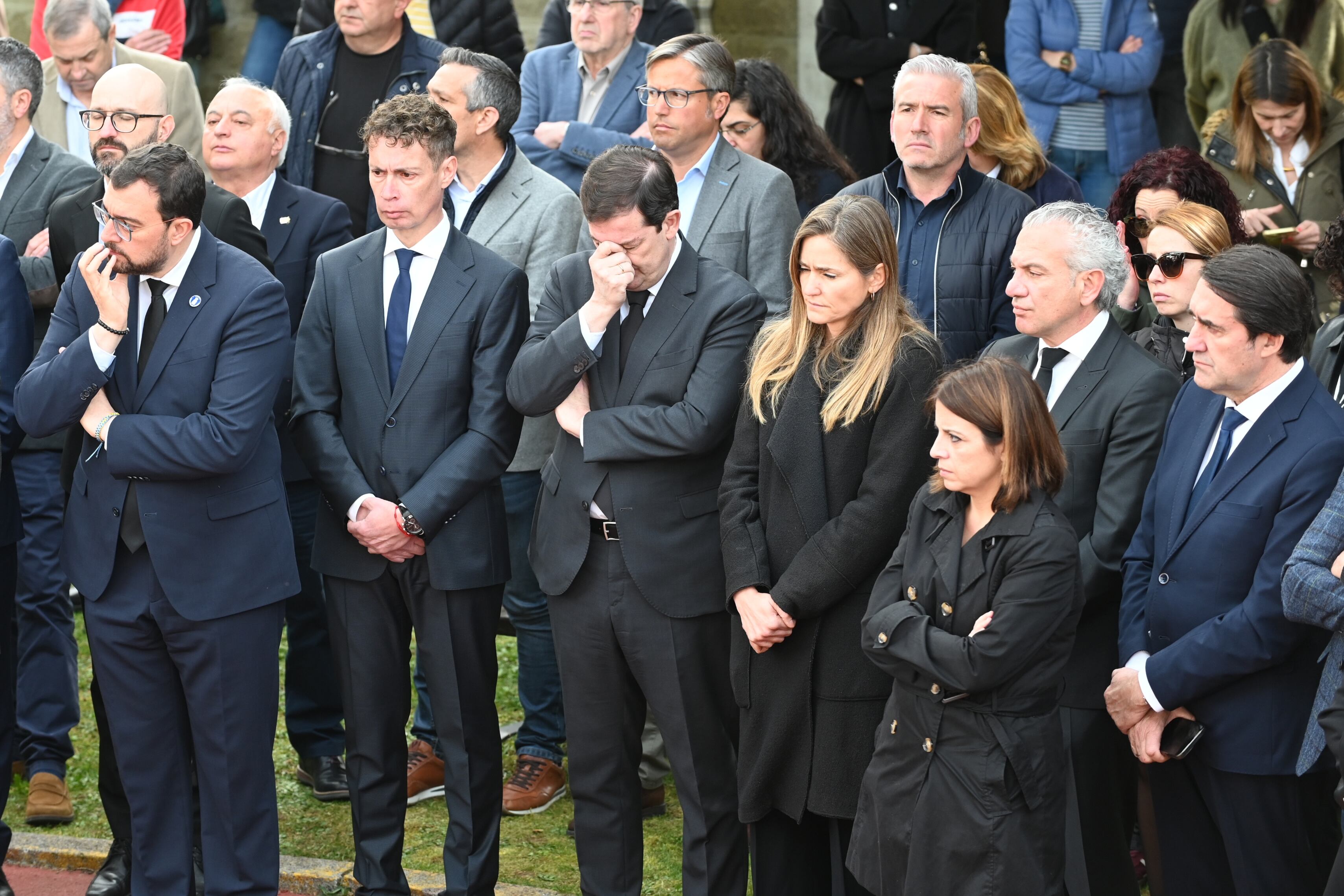 VILLABLINO (LEÓN), 02/04/2025.-La ministra para la Transición Ecológica y el Reto Demográfico de España, Sara Aagesen (4d), el presidente del Principado de Asturias, Adrián Barbón (i), .-Mario Rivas, alcalde de Villablino (2i), y el presidente de la Junta de Castilla y León, Alfonso Fernández Mañueco (3i), asisten al funeral por los mineros fallecidos el pasado lunes en Degana (Asturias), este miércoles en Villablino (León). EFE/J.Casares