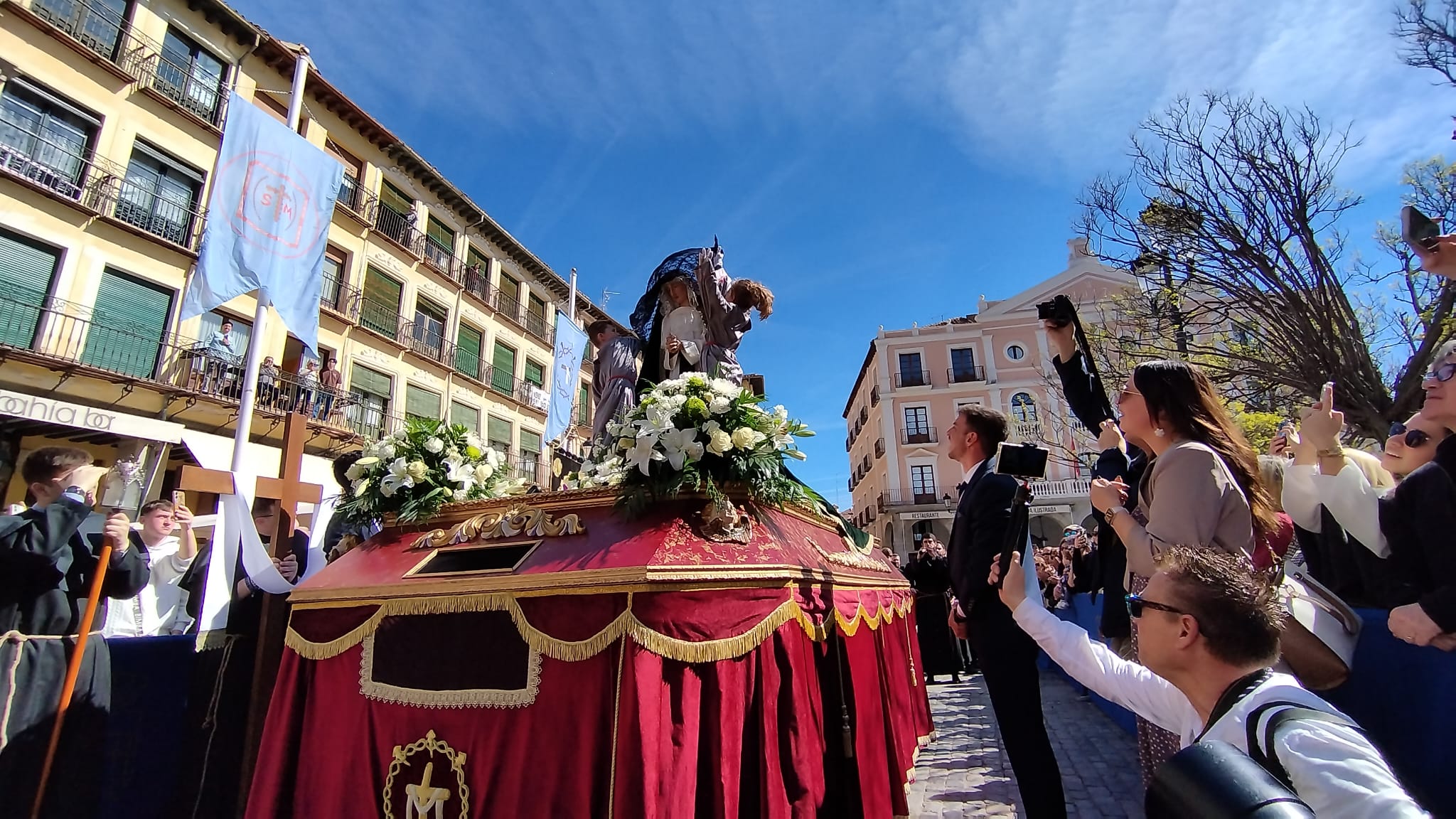 Dos niños quitan el velo a la figura de la Soledad de María
