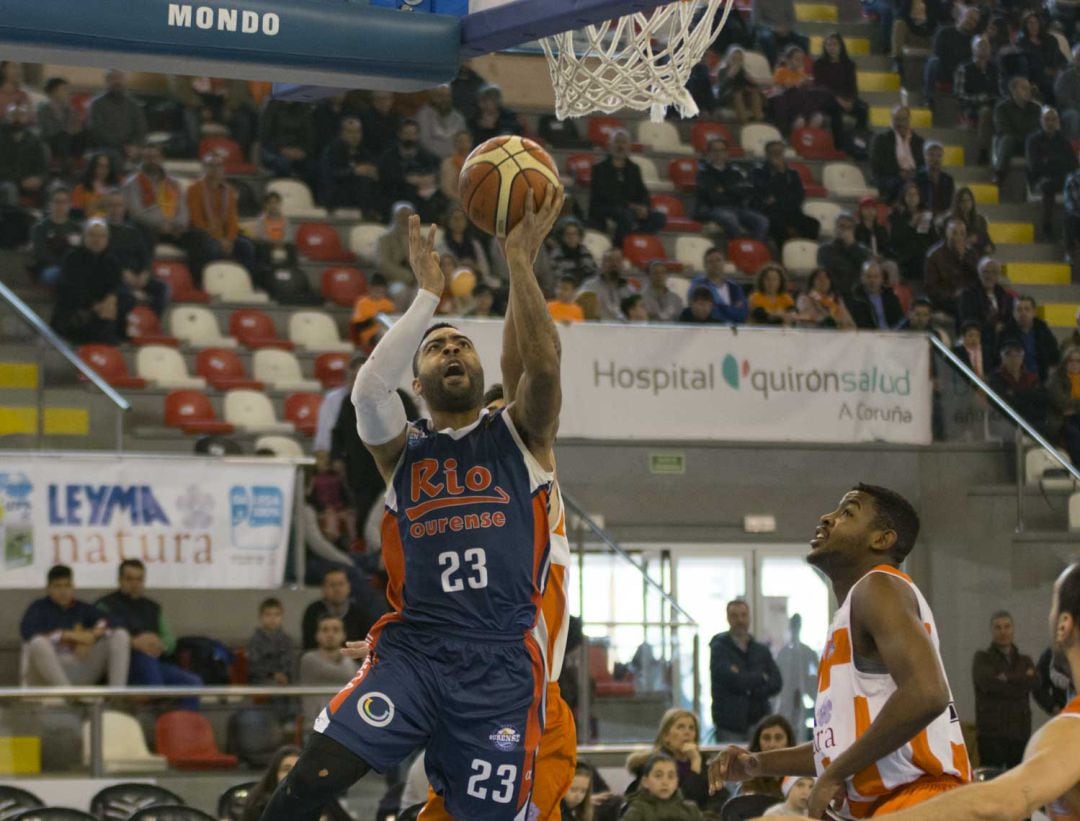 Sexta victoria consecutiva del Club Ourense Baloncesto fuera del Pazo, esta vez frente al Coruña por 63 a 78.