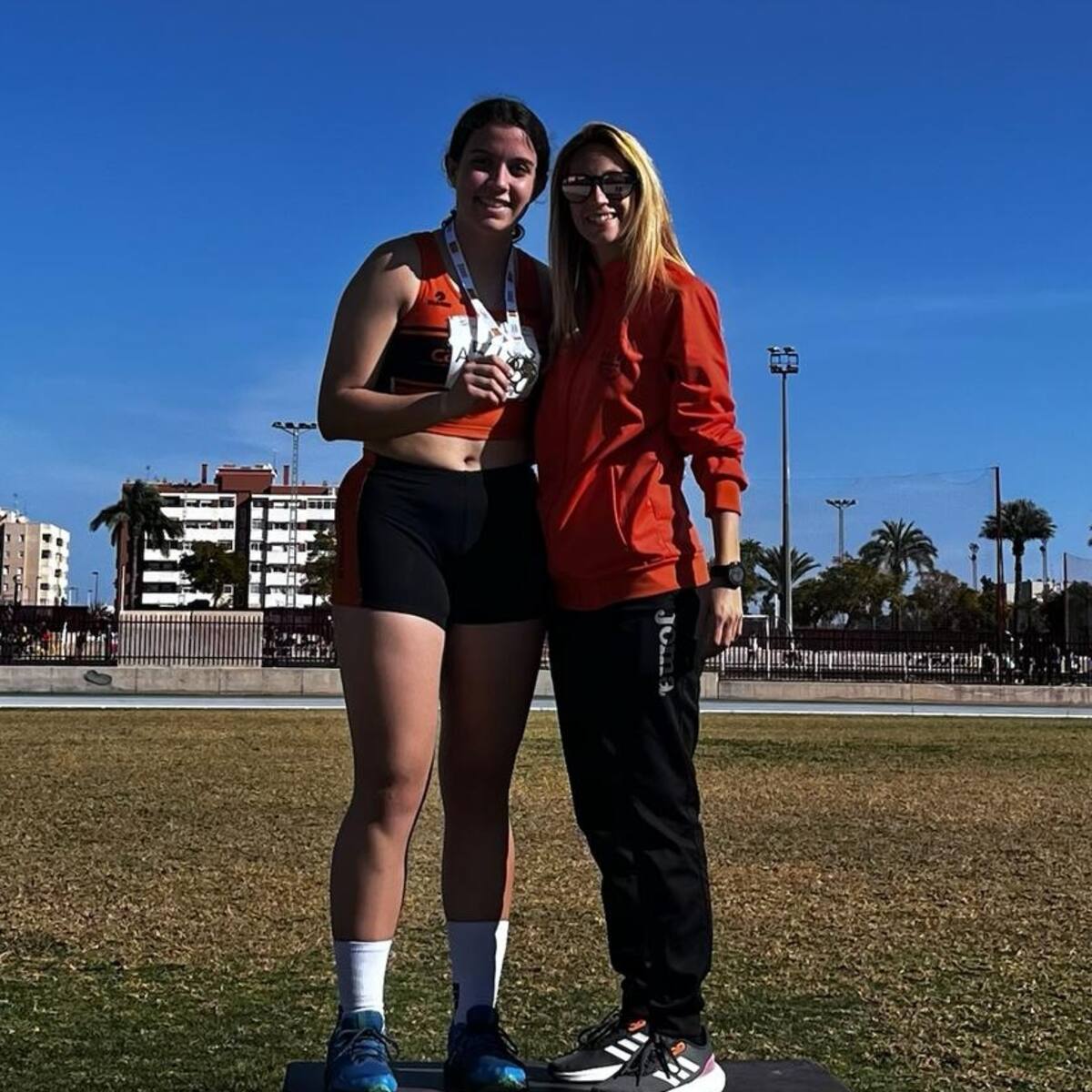 Anhara Ortega Busquier, atleta eldense del C. A. Cableworld Novelda, campeona autonómica de lanzamiento de peso Sub-16