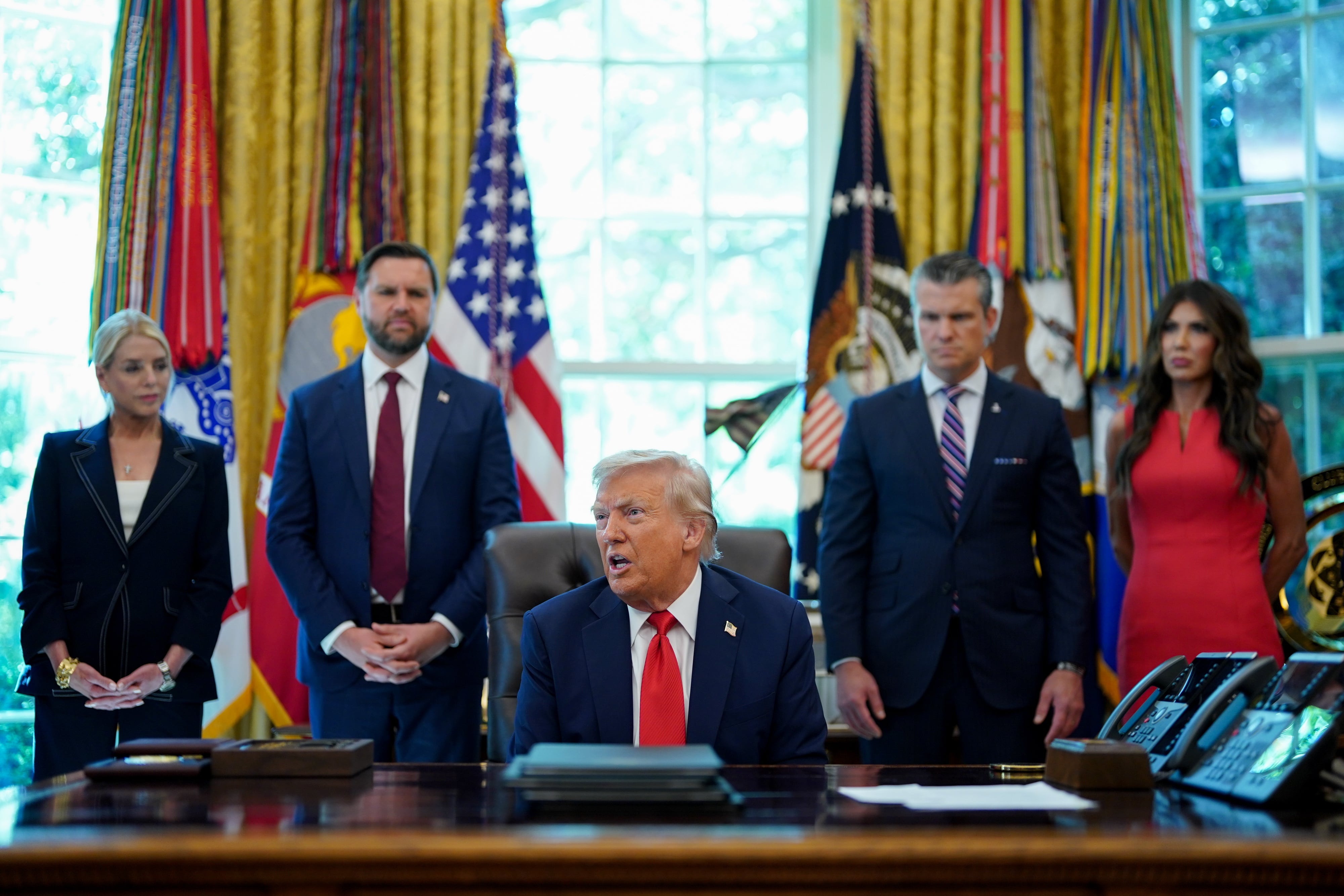 Donald Trump durante la firma de una orden ejecutiva en el Despacho Oval de la Casa Blanca en Washington, D.C., Estados Unidos, el 25 de agosto de 2025.