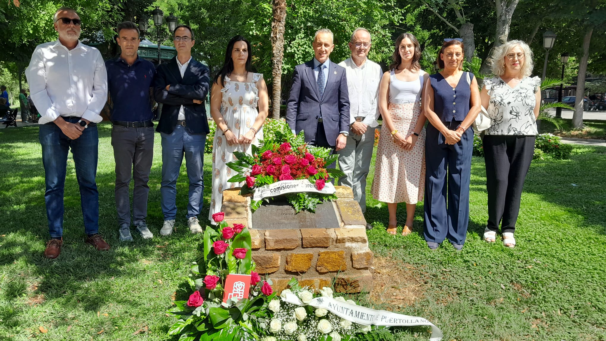 Representantes de la corporación municipal frente al Monolito