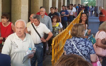 Largas colas a las puertas del Ayuntamiento