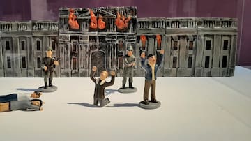 'La historia es nuestra' y se cuenta con cerámica: Una muestra narra el gobierno de Allende con loza chilena