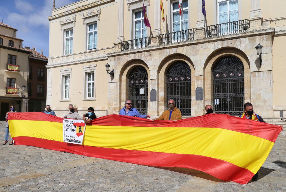Minoritaria concentración en Palencia en apoyo al Rey