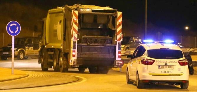 Camión de Limasa escoltado por la policía