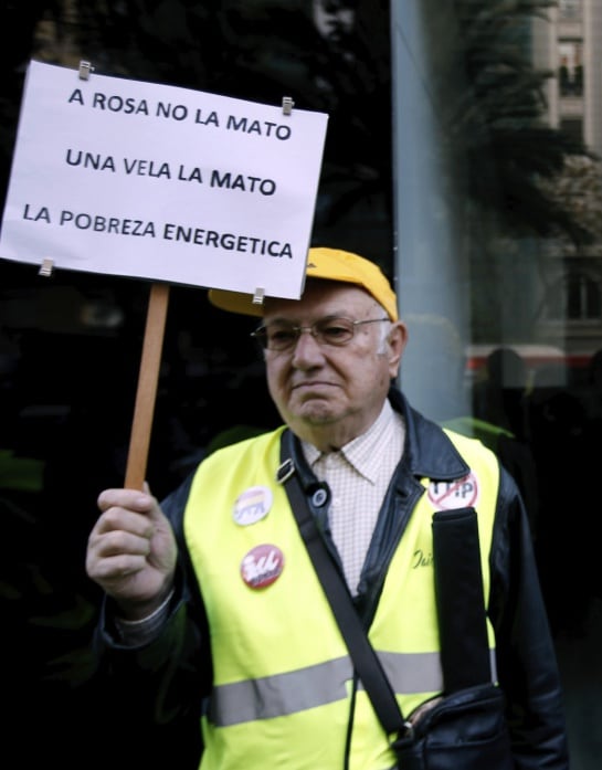 Cerca de un centenar de personas convocadas por Podemos se han concentrado ante la puerta de Gas Natural Fenosa de Valencia en protesta por la pobreza energética y para exigir que se respeten los Derechos Humanos, tras la muerte, a causa de un incendio la