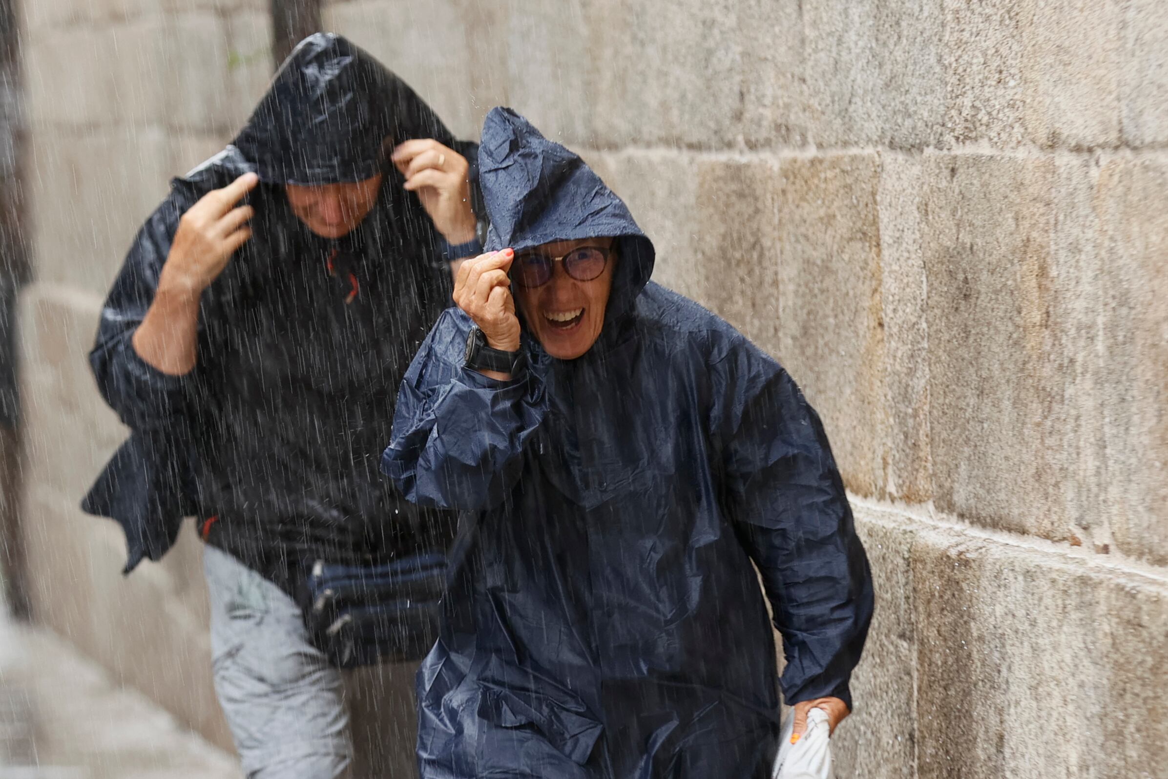 Turistas bajo la lluvia. Imagen de archivo. EFE