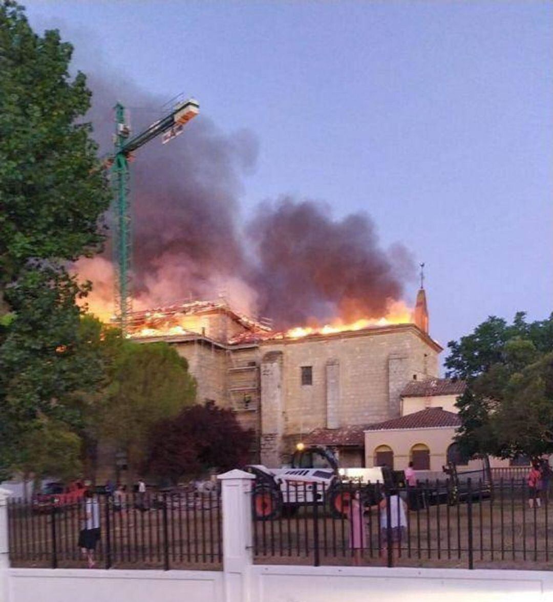 Devastador incendio en el monasterio de Alconada, en Ampdia (Palencia)