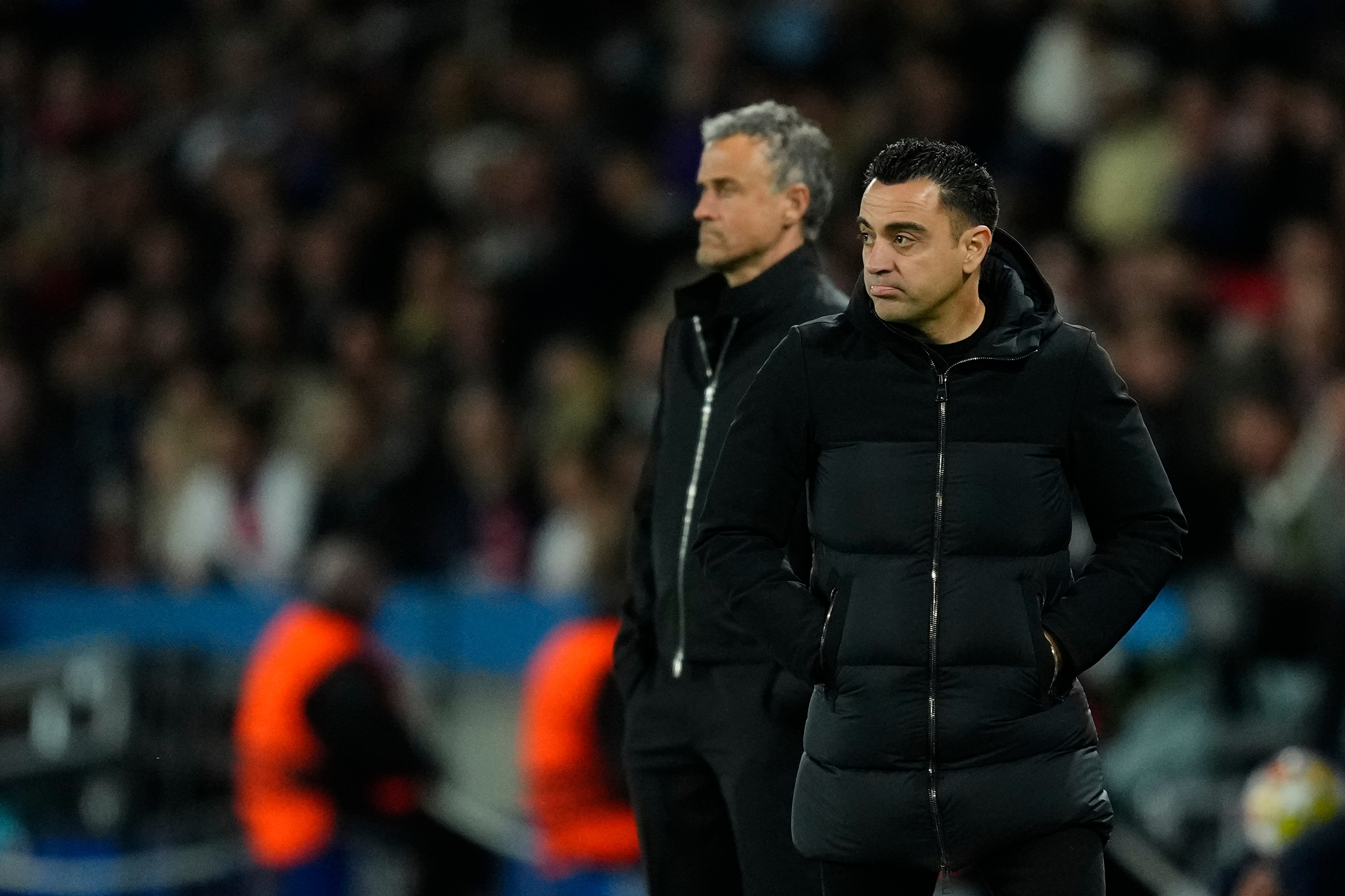 Luis Enrique Martínez y Xavi Hernández, en los banquillos durante el PSG - Barça