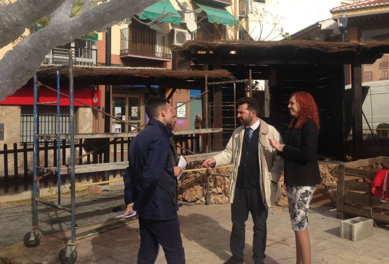 El alcalde de Maracena (Granada), Noel López, visita la preparación del portal de Belén