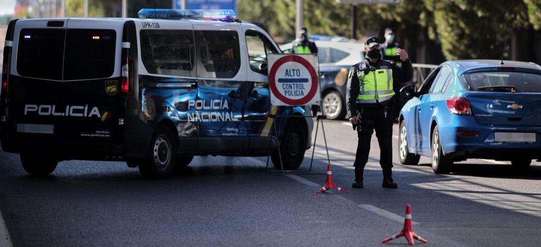 Policías de la Unidad de Prevención y Reacción vigilan en un control policial en la Avenida de los Poblados con la A-42 de salida de Madrid, la mañana del pasado sábado.
