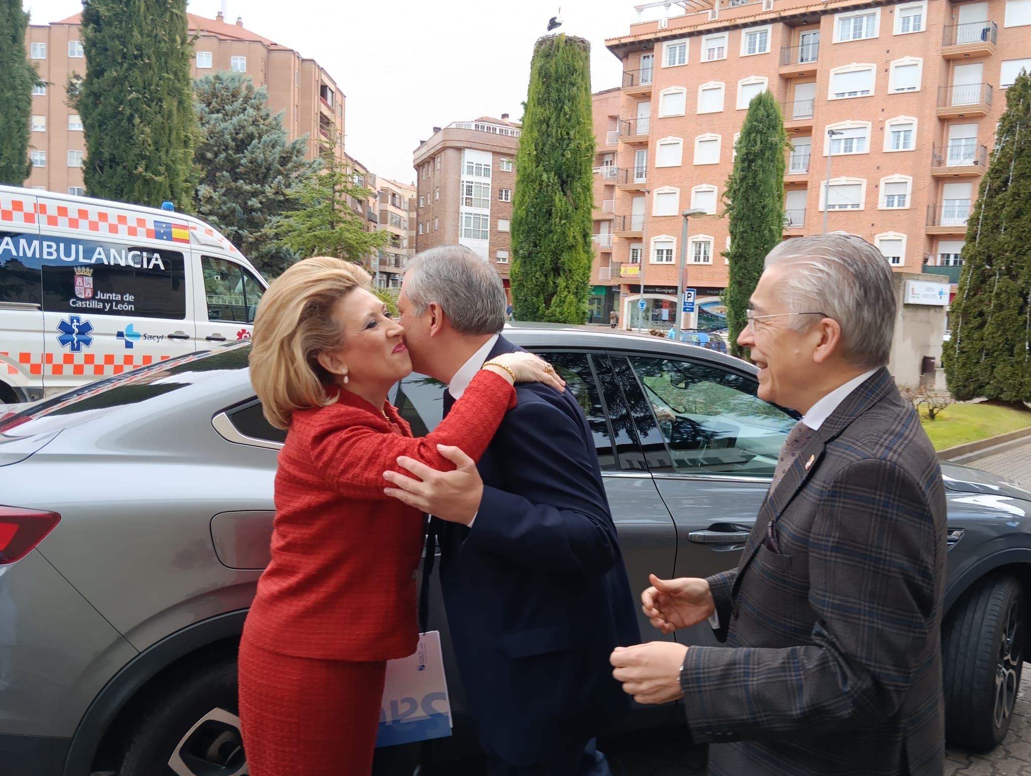 El nuevo gerente recibe a la gerente regional de salud a la entrada del hospital