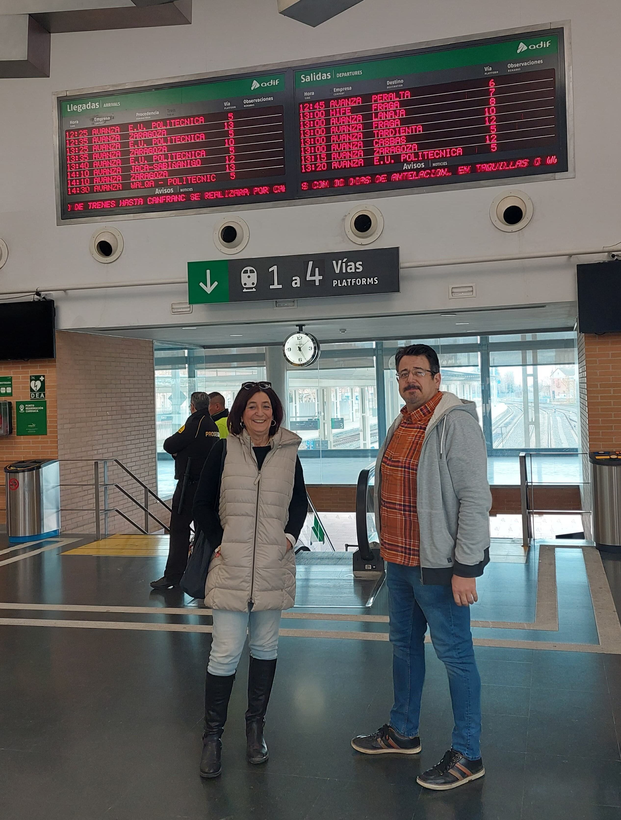 Los concejales de Vox en la estación de Huesca
