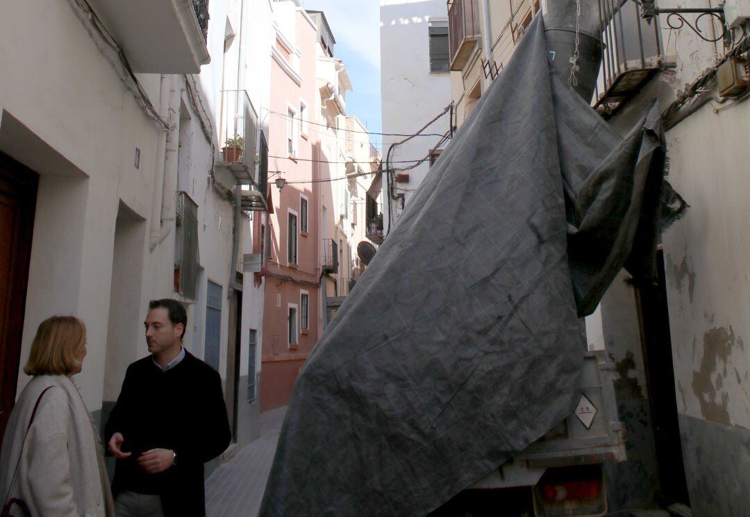 El alcalde de Onda, Ximo Huguet, y la concejala Marta Piquer, visitando una de las obras del programa de rehabilitación