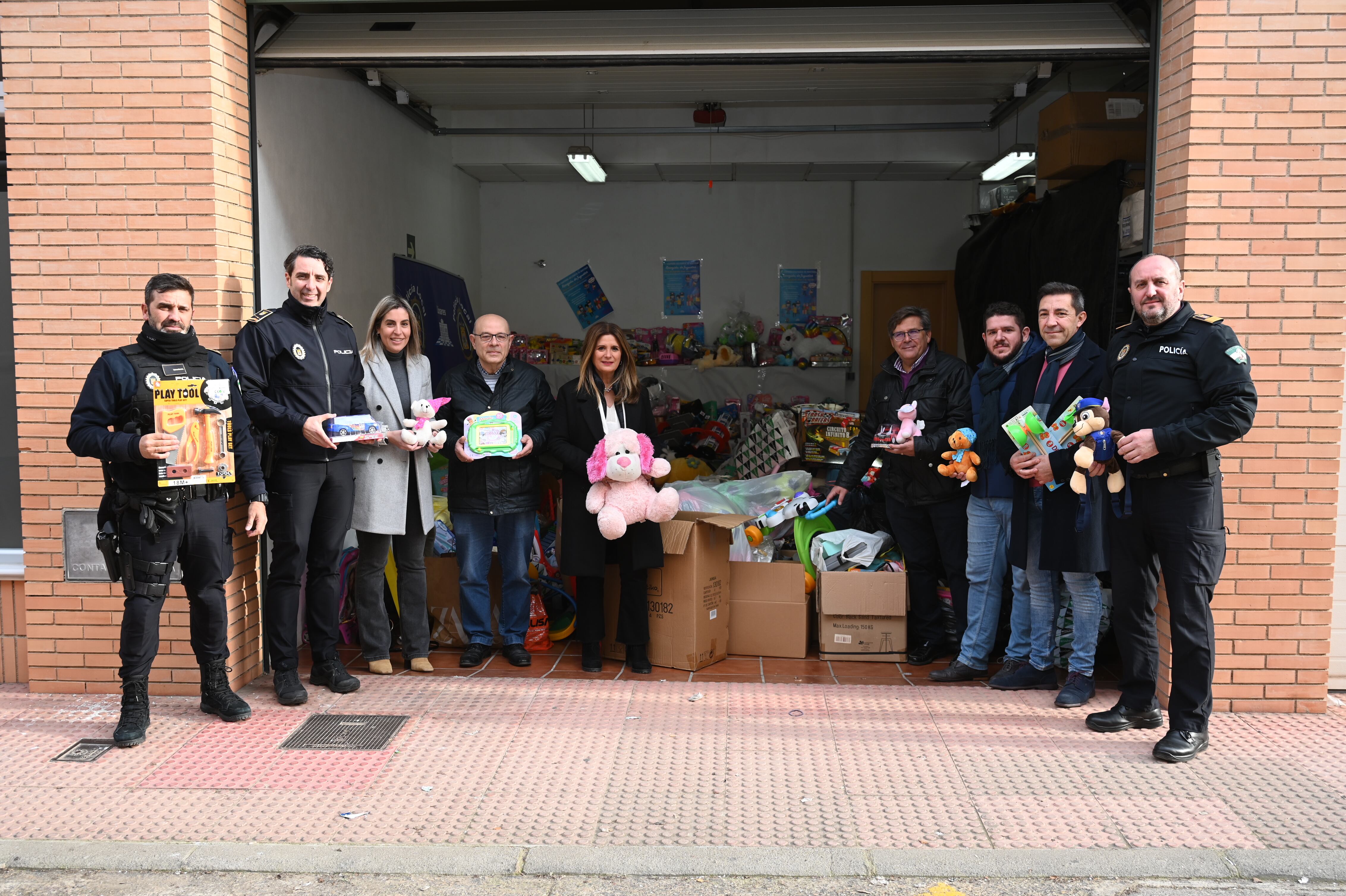Entrega a Cáritas de los juguetes recogidos en la campaña impulsada por Policía Local de Linares.