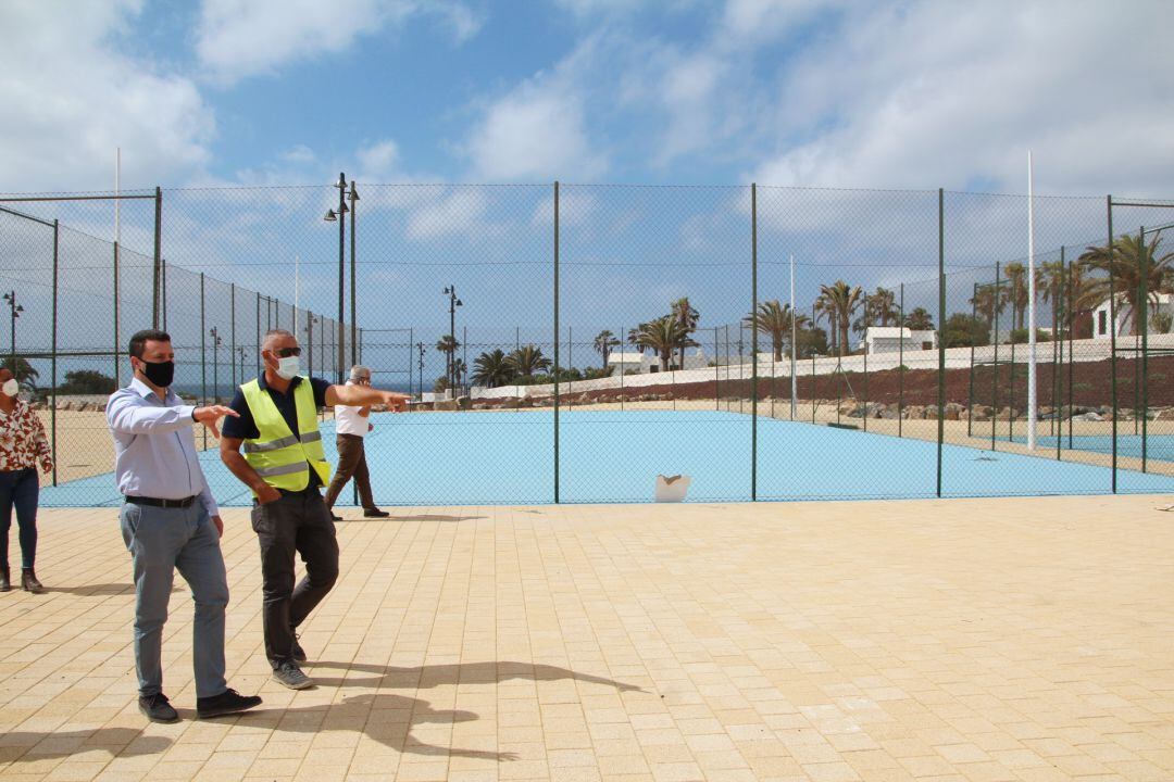 El alcalde de Yaiza, Óscar Noda, visitando las obras del parque.